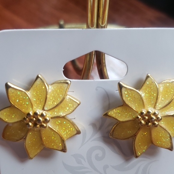 Vintage 60s | Spring Floral Post Earring Set - Picture 5 of 6